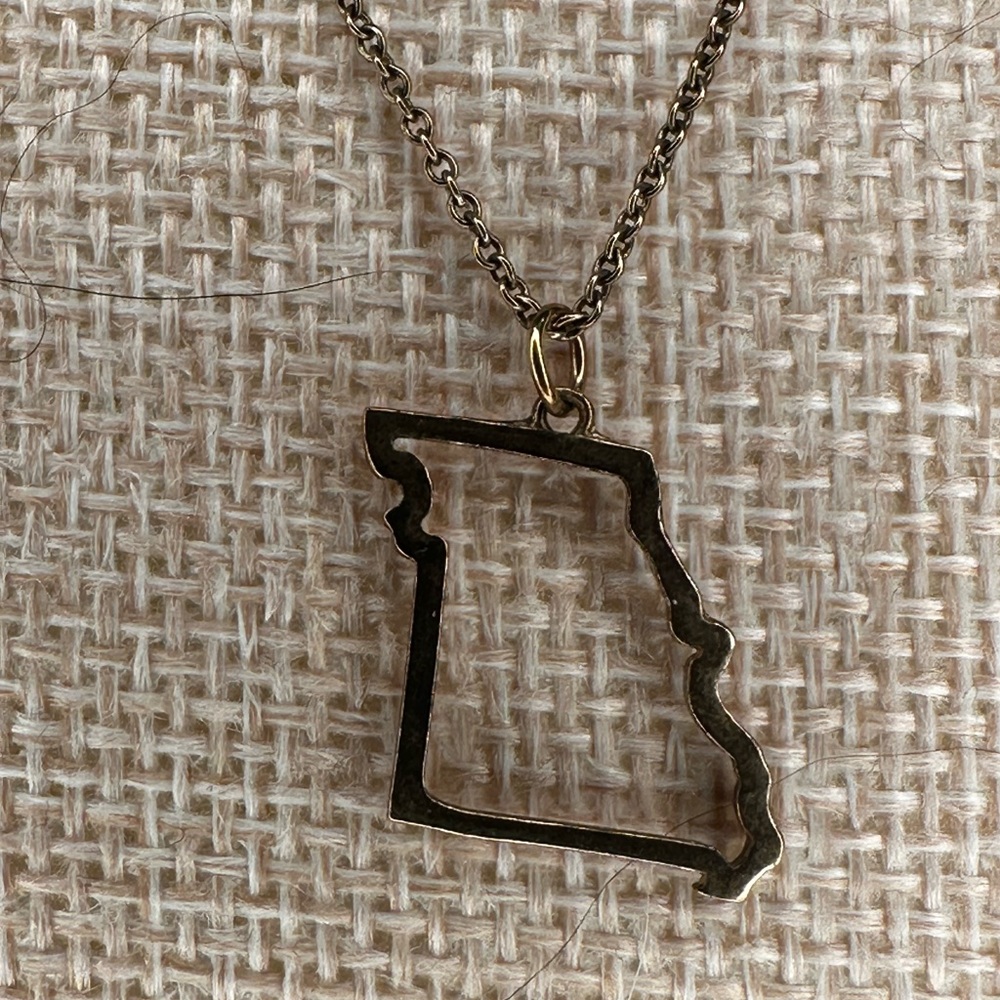 Gold-Plated Missouri State Outline Pendant Necklace - Picture 5 of 6